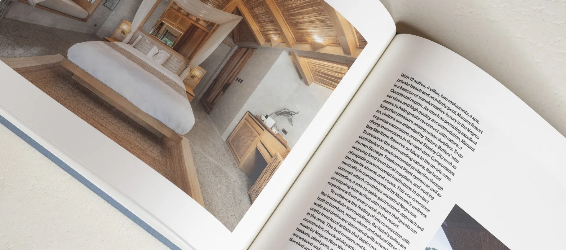 Libro abierto impreso en offset con barniz offset de protección (barnizado)