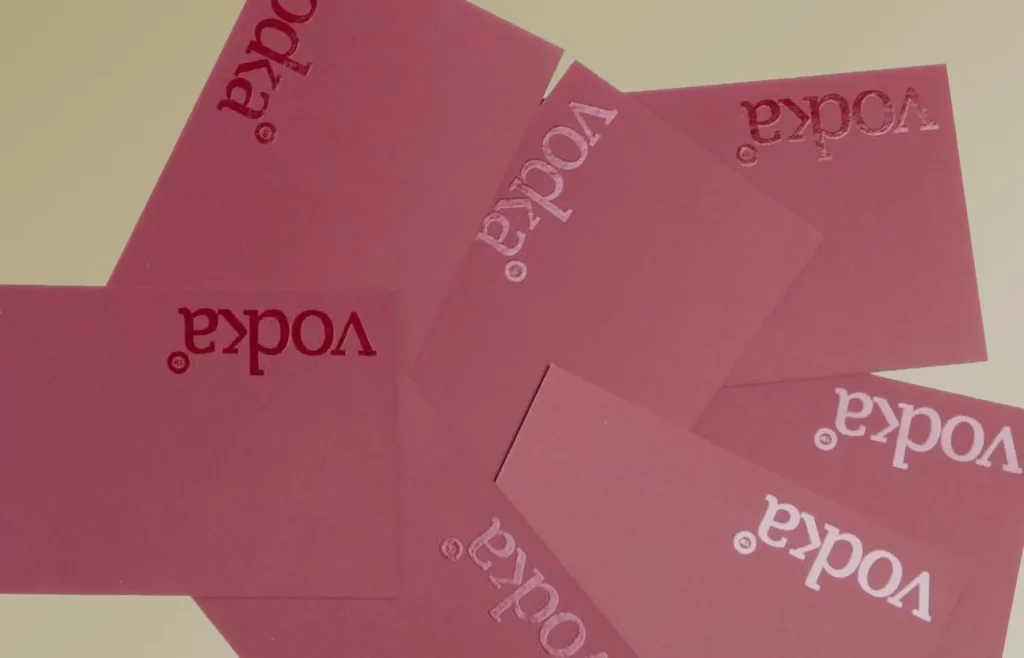 Tarjetas rosas de vodka con barniz oloroso en offset (barnizado)