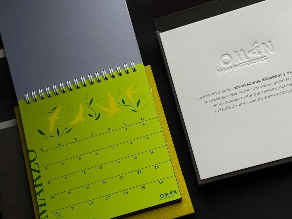 Calendario verde con encuadernación Wire-o
