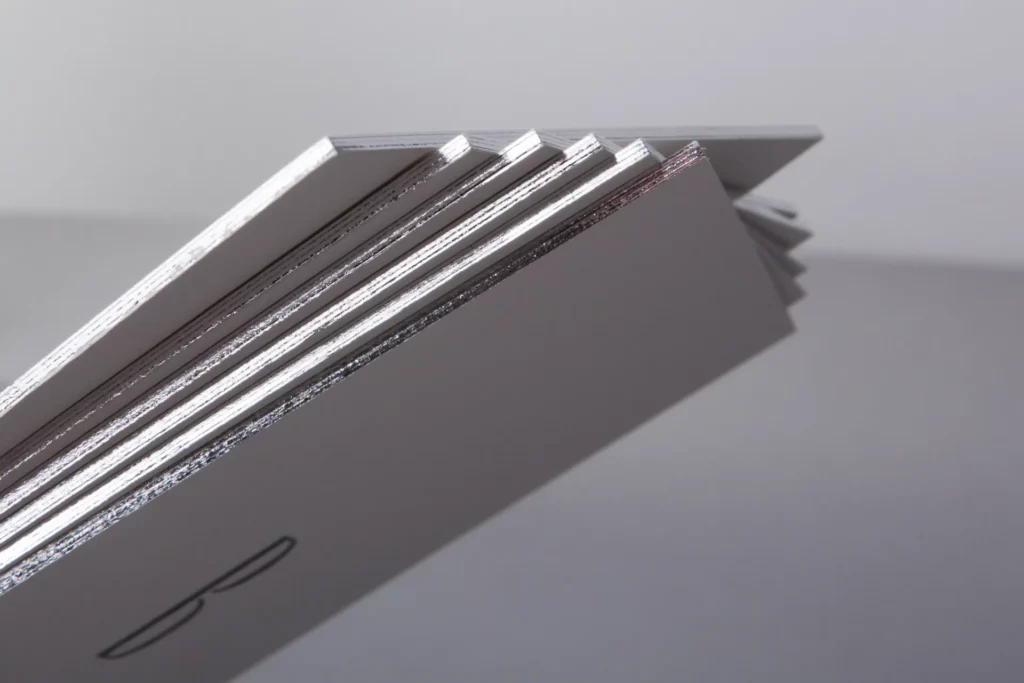 Cantos estampados en plata en pieza contracolada