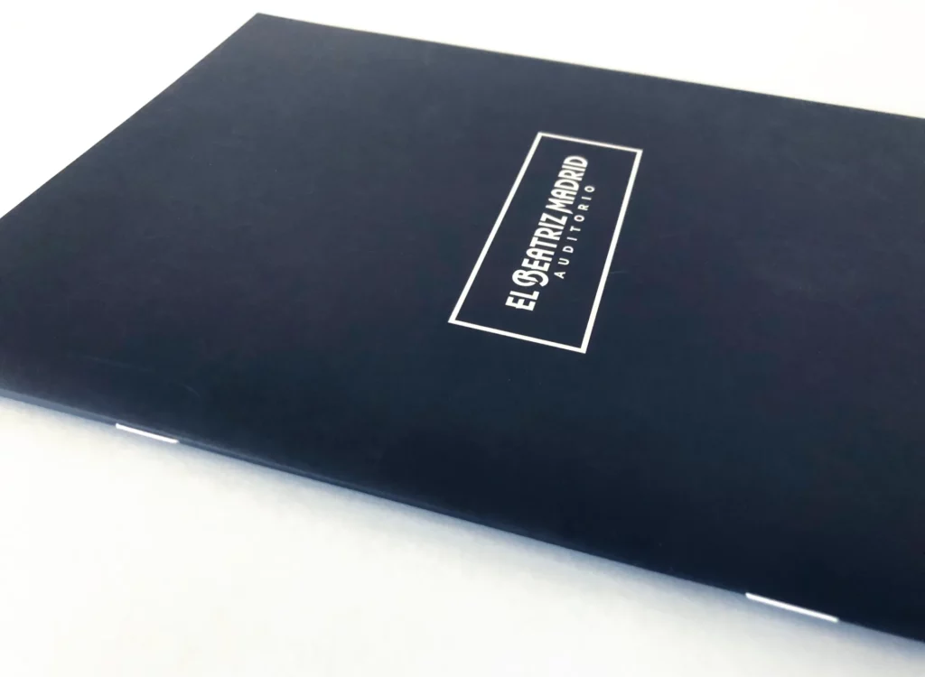 Carpeta azul marino con logotipo impreso en tinta blanca