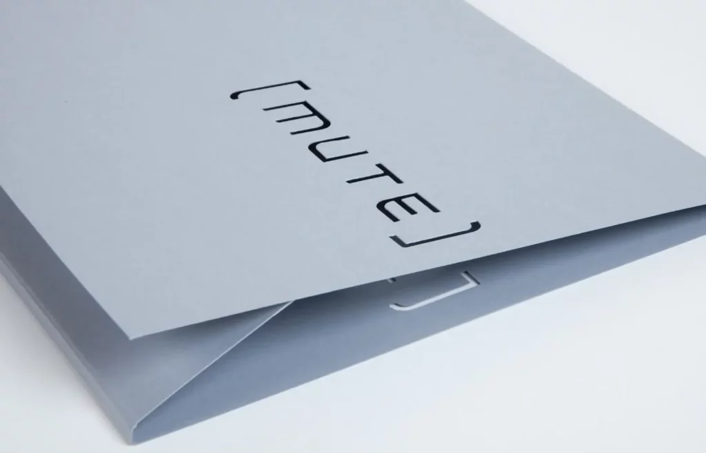 Carpeta gris con logotipo troquelado con láser