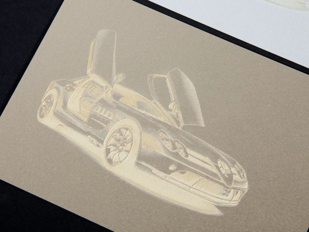 Ilustración de un coche grabada con láser sobre cartón