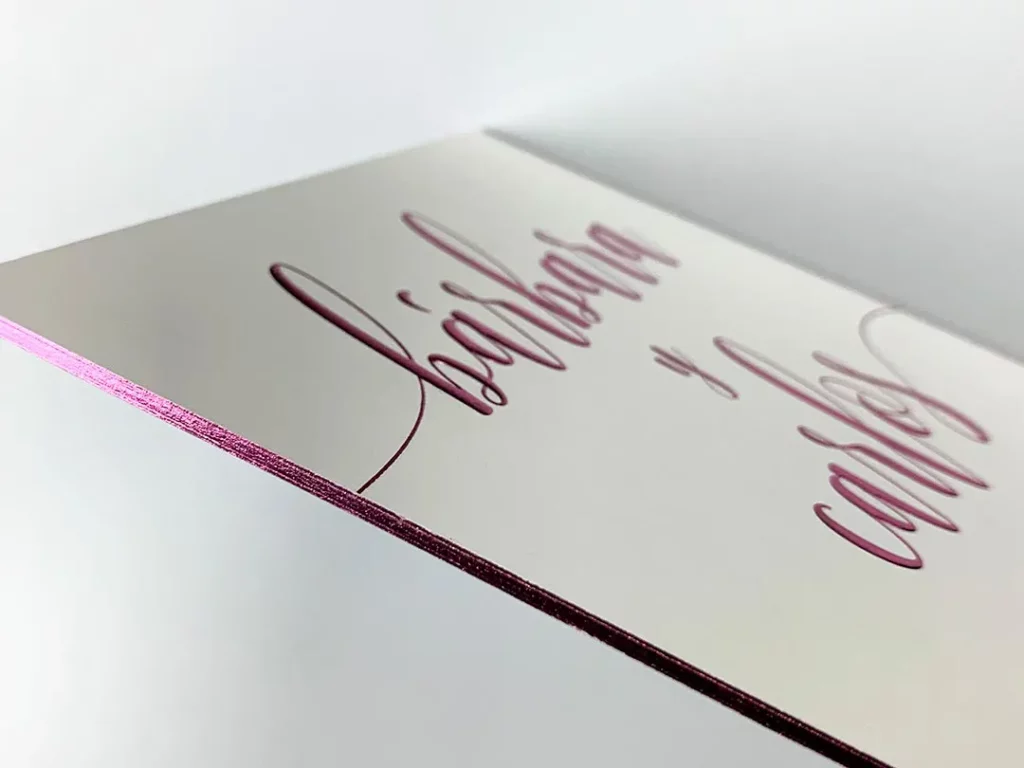Contracolado con cantos estampados en invitación