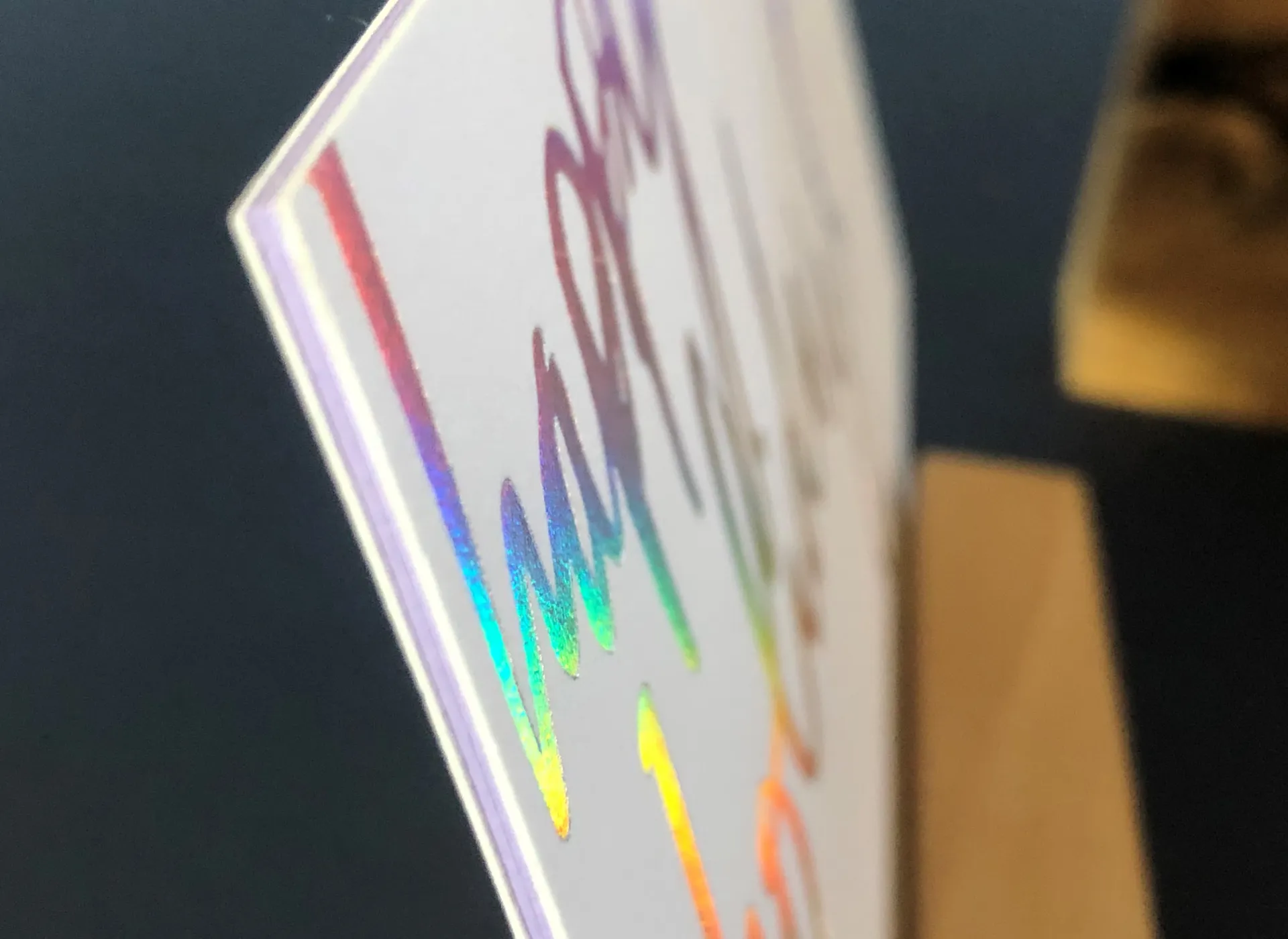 Contracolado sándwich con stamping holográfico