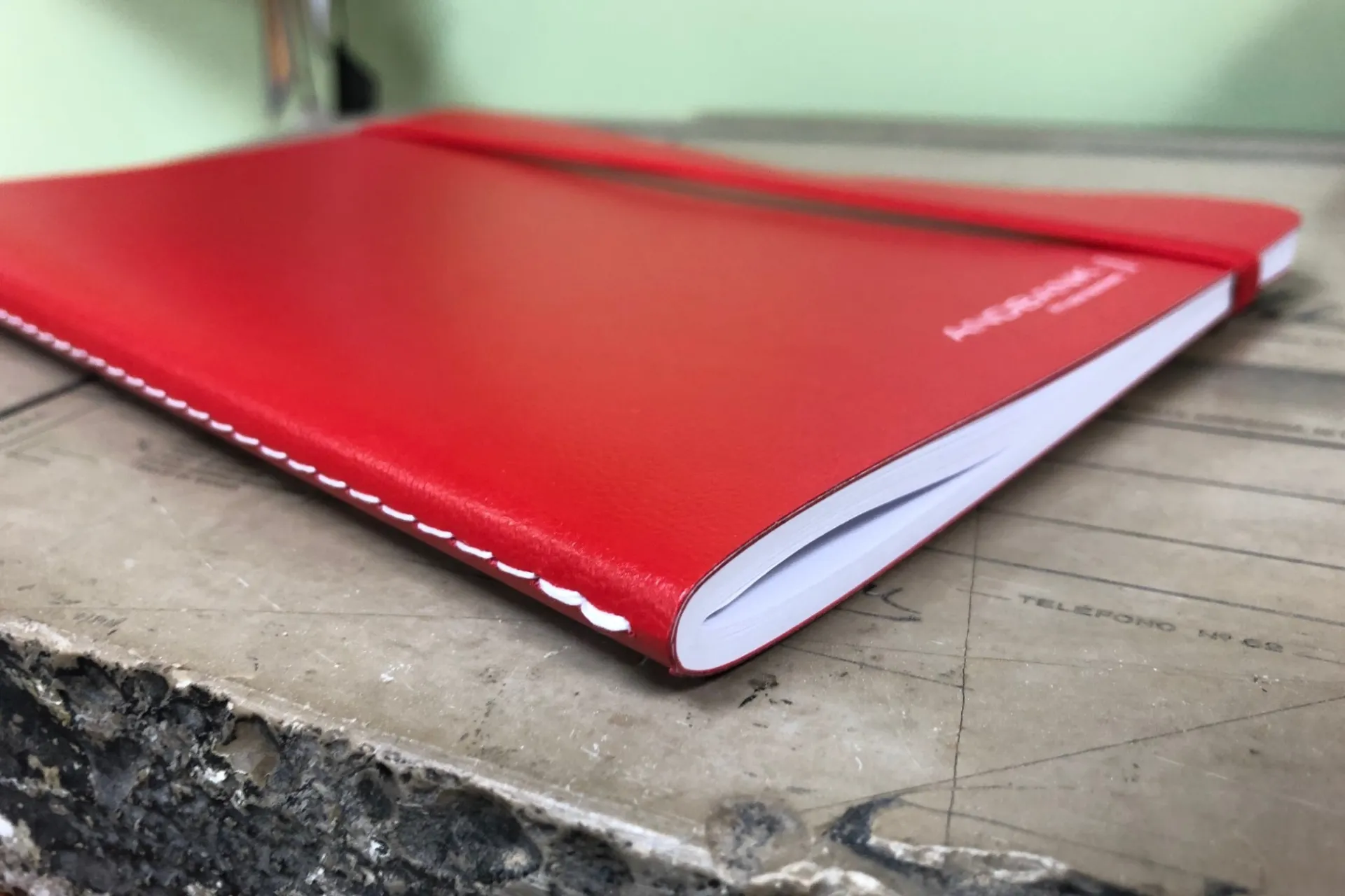 Cuaderno rojo con cosido Singer o zapatero (encuadernación)