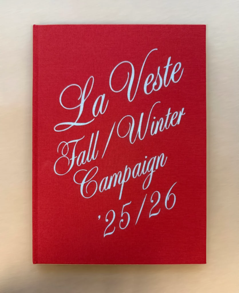 Cubierta roja con caligrafía en serigrafía blanca
