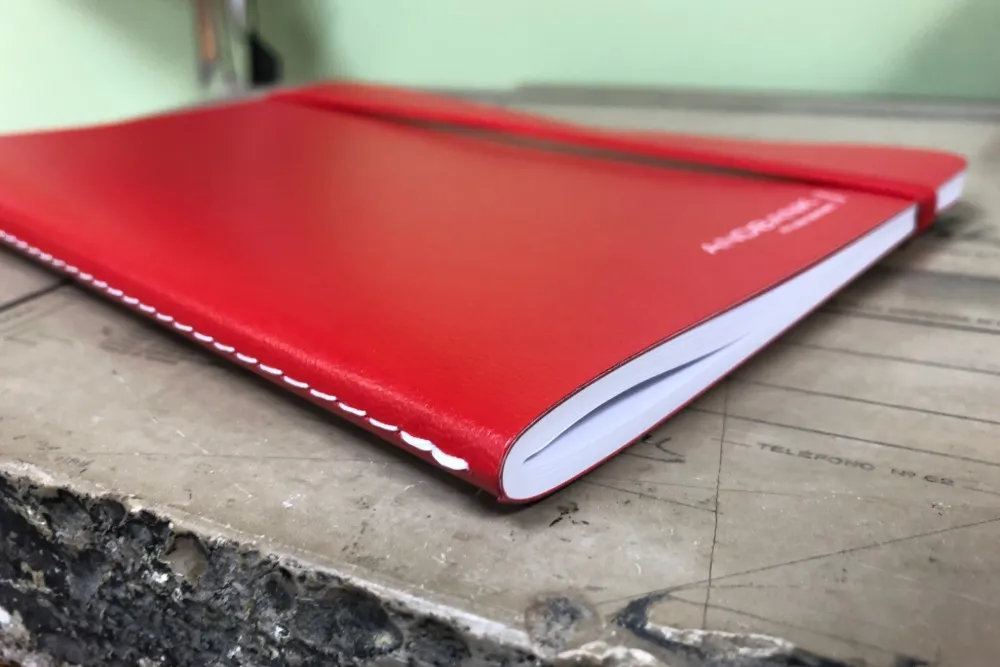 Cuaderno rojo con encuadernación cosido Singer