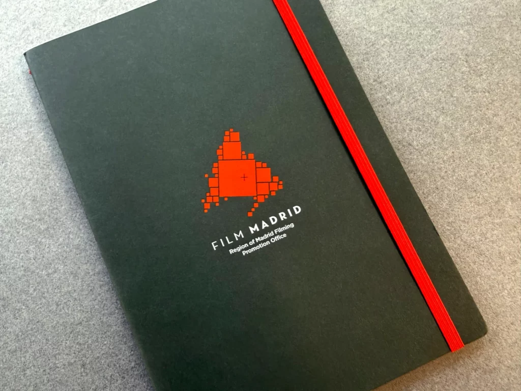 Cuaderno verde oscuro con logotipo impreso en tinta blanca y rojo