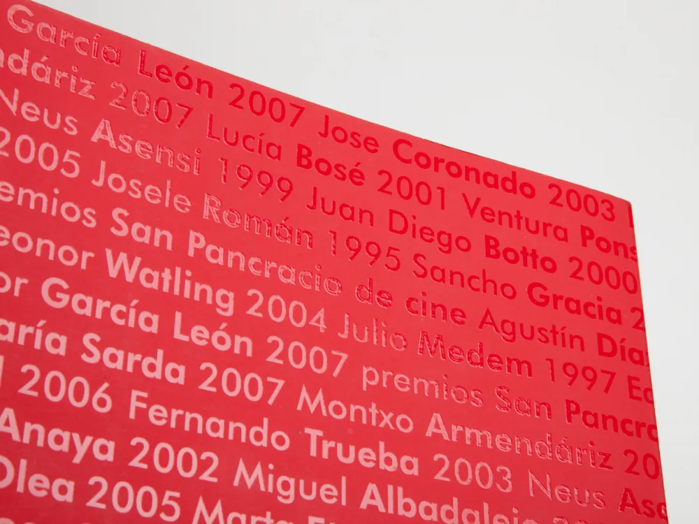 Cubierta roja con nombres en barniz UVI