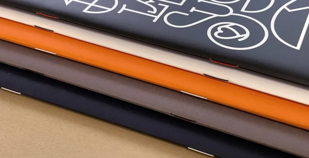 Cuadernos de colores con encuadernación grapada
