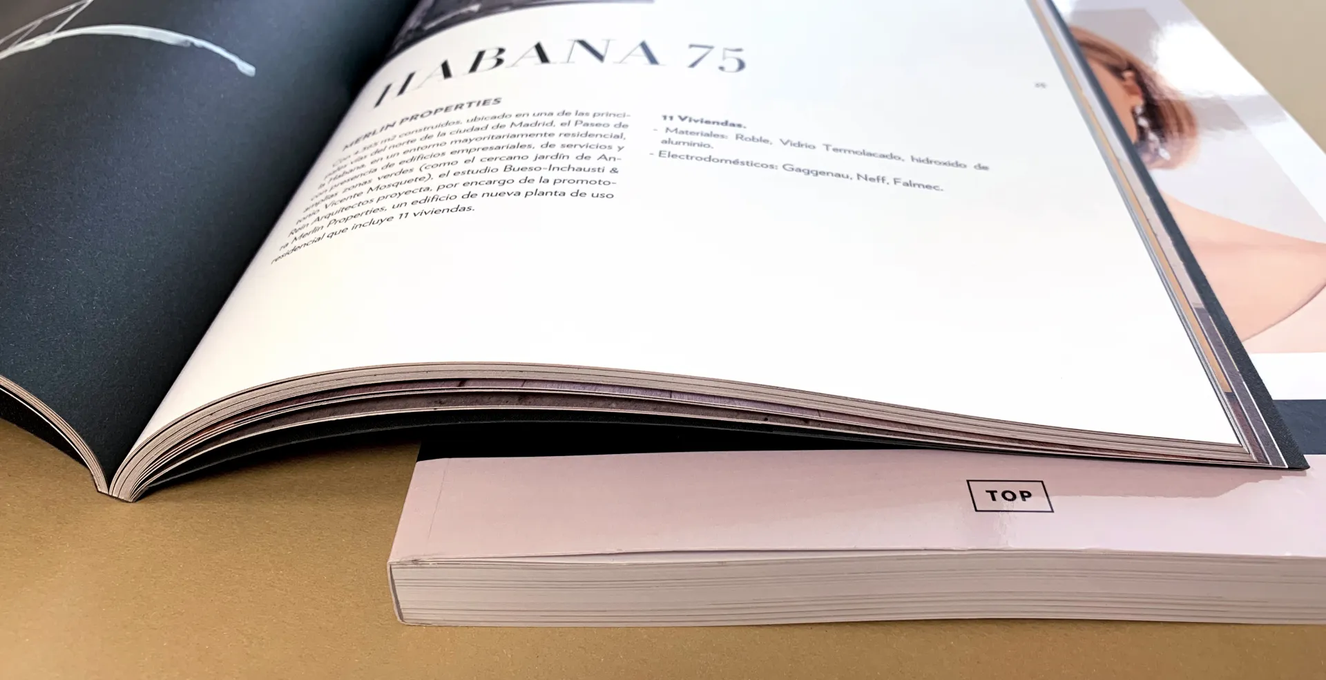 Libro abierto con encuadernación rústica fresada