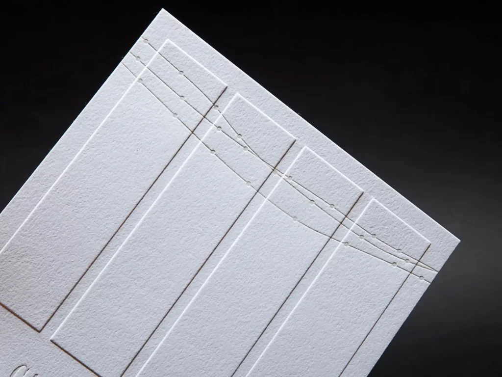 Golpe en seco en líneas sobre papel blanco