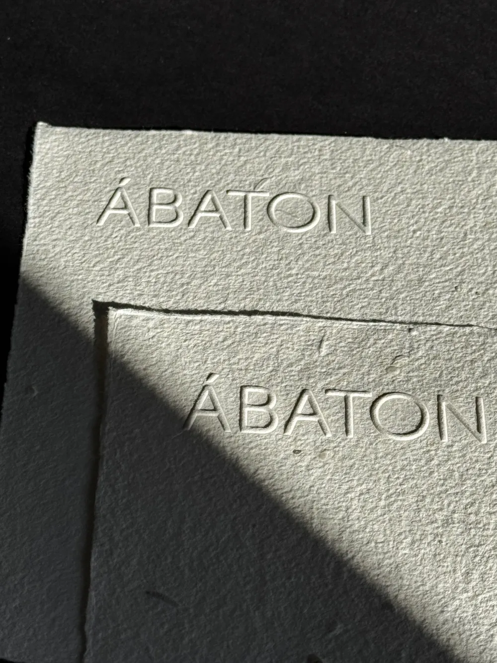 Golpe en seco en tarjetas de papel artesanal