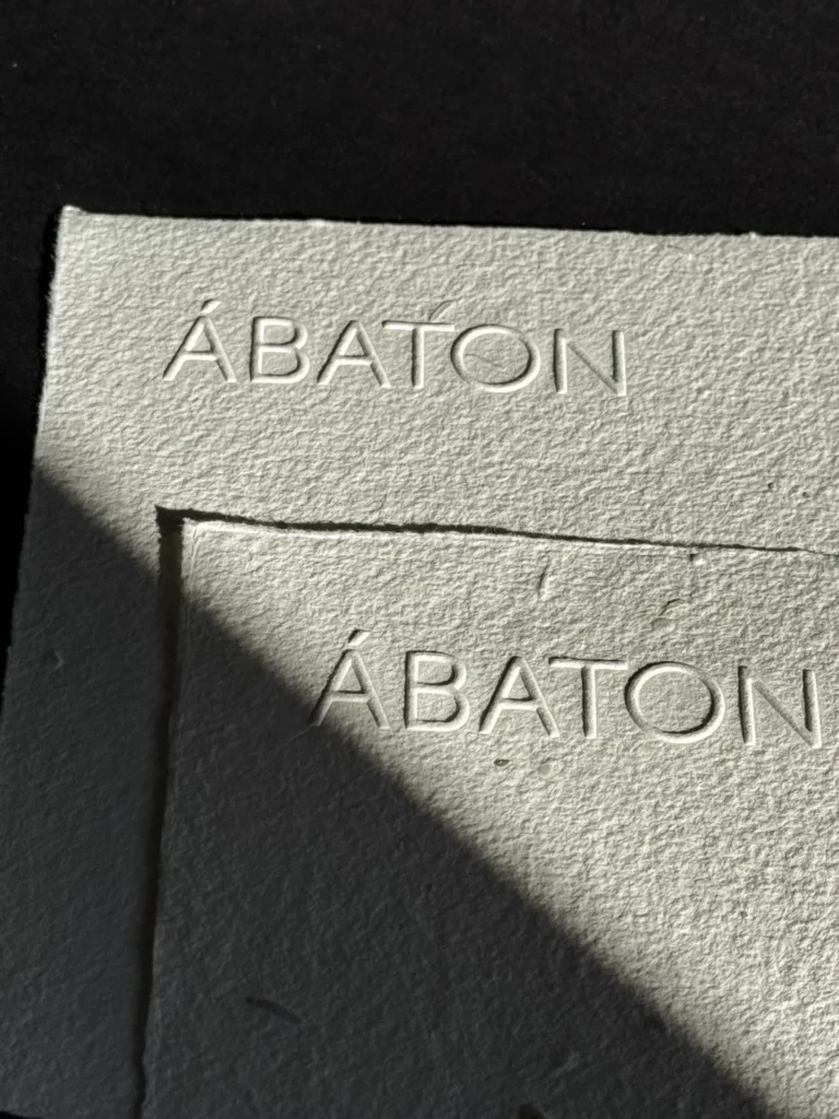 Golpe en seco sobre papel artesanal