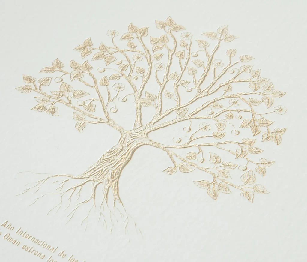 Invitación con un árbol grabado con láser