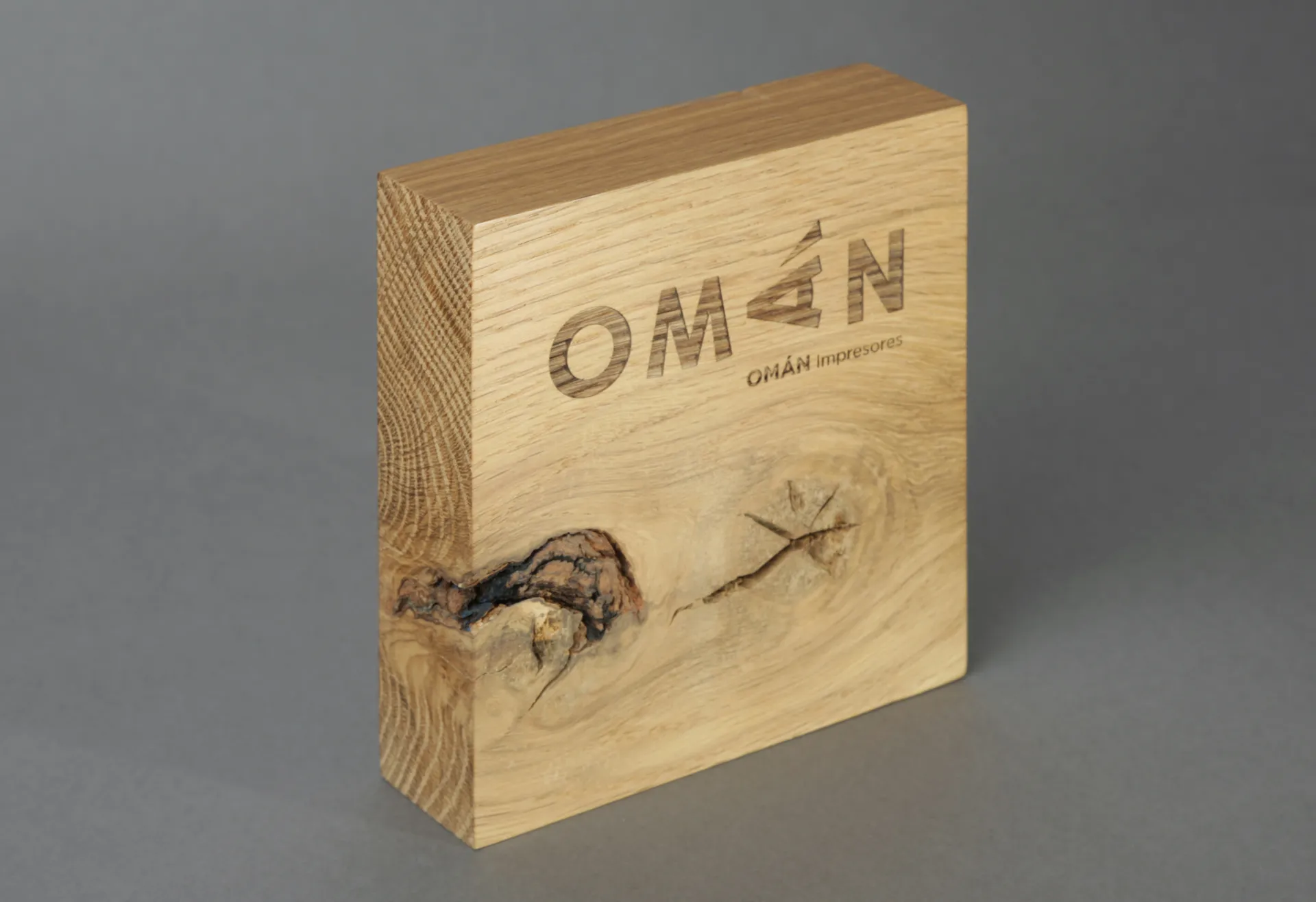 Bloque de madera con el logotipo de Omán grabado con láser