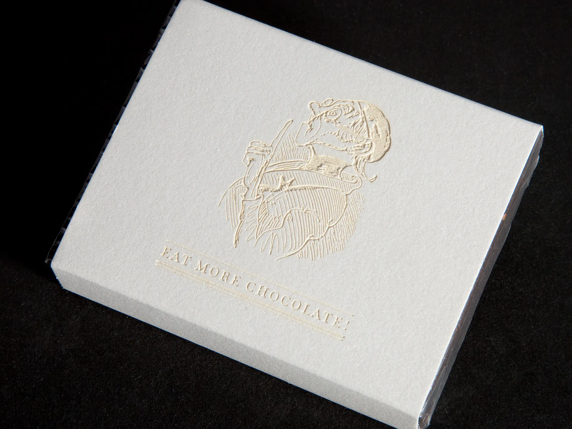 Caja de packaging con una ilustración grabada con láser