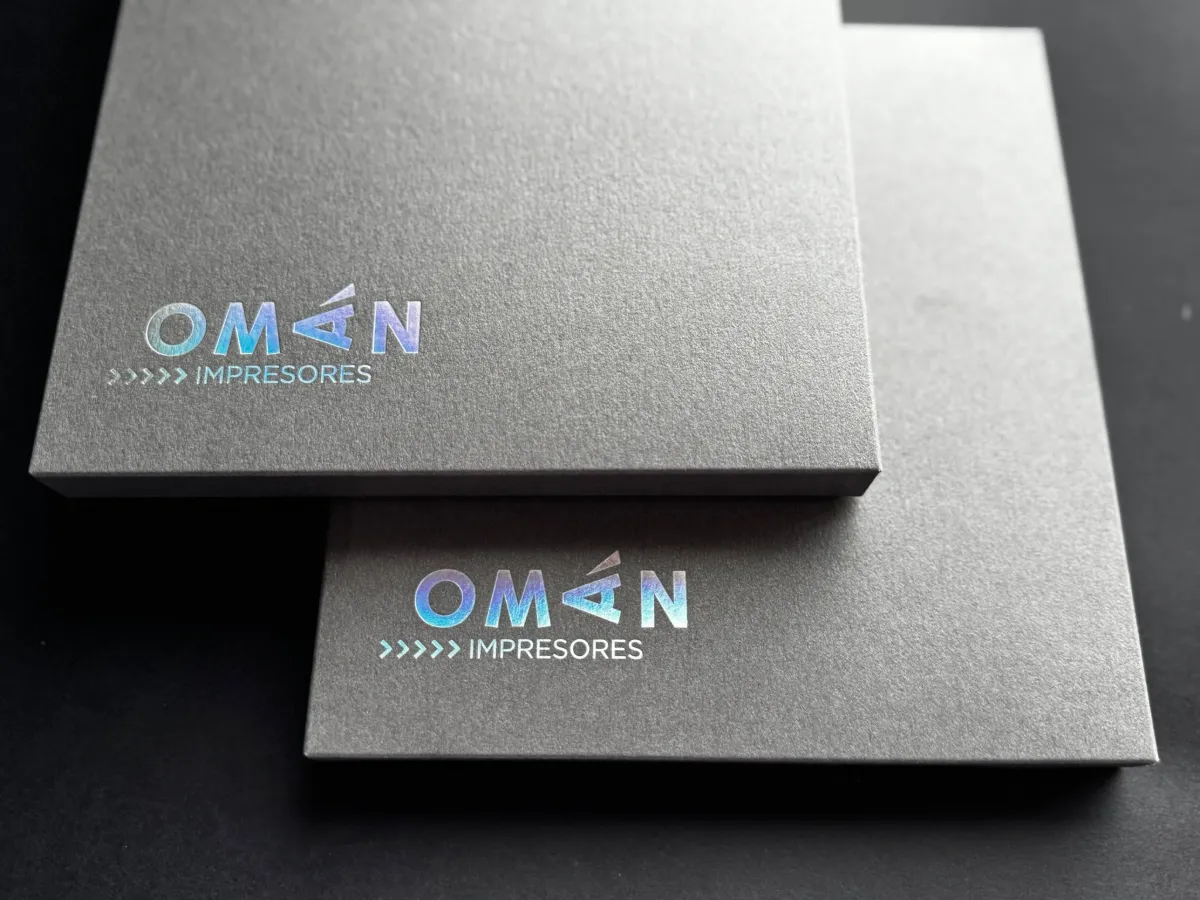Estampación en caliente holográfica en tarjetas de Omán Impresores