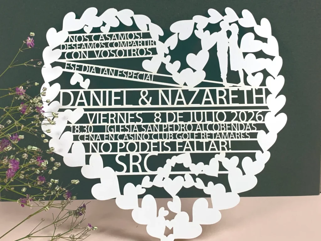 Invitación de boda calada con forma de corazón hecha con troquelado láser
