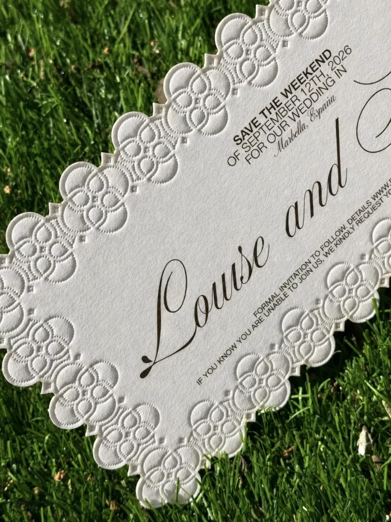 Invitación de boda con borde de encaje troquelado con láser