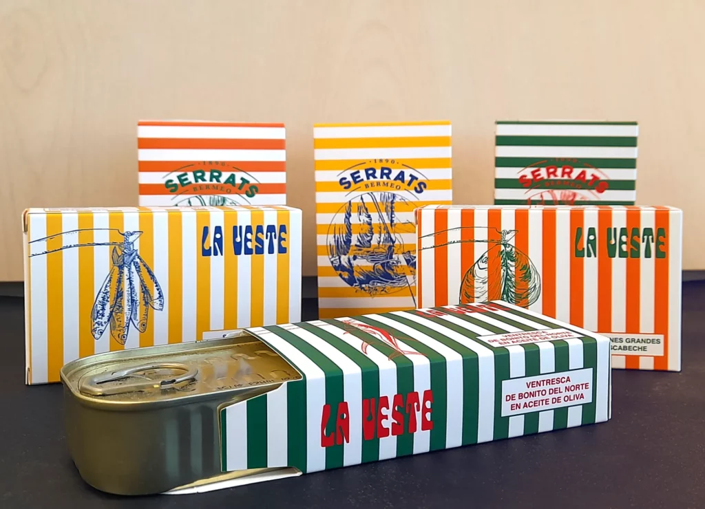 Latas de conserva con etiquetas y estuches plastificados