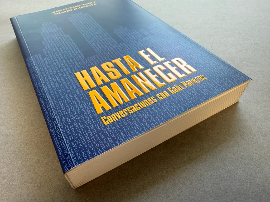 Libro «Hasta el amanecer» con encuadernación cosida de tapa blanda