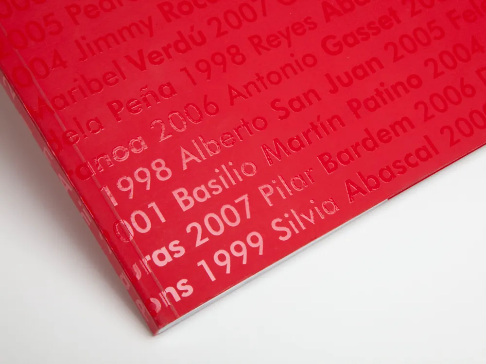 Cubierta roja de un libro con textos en barniz UVI selectivo