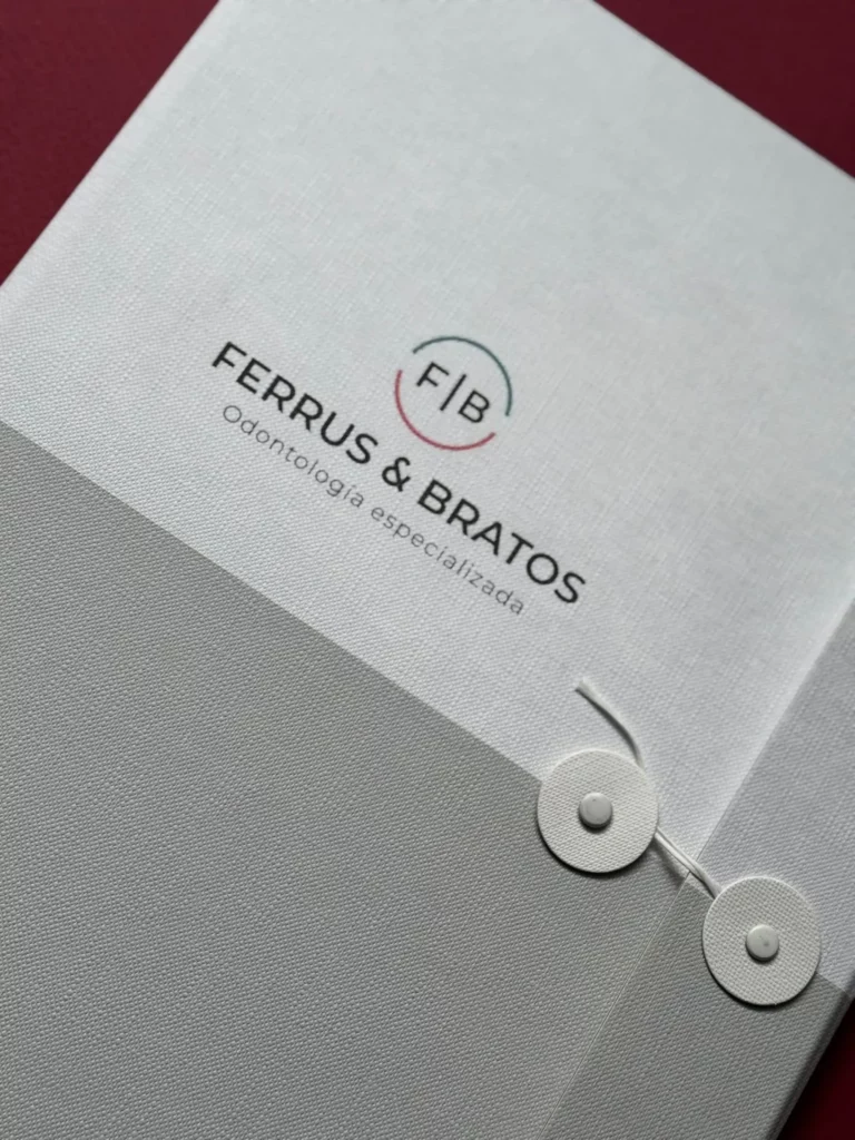 Carpeta gris con cierre de cuerda y botones (manipulado de impresos)