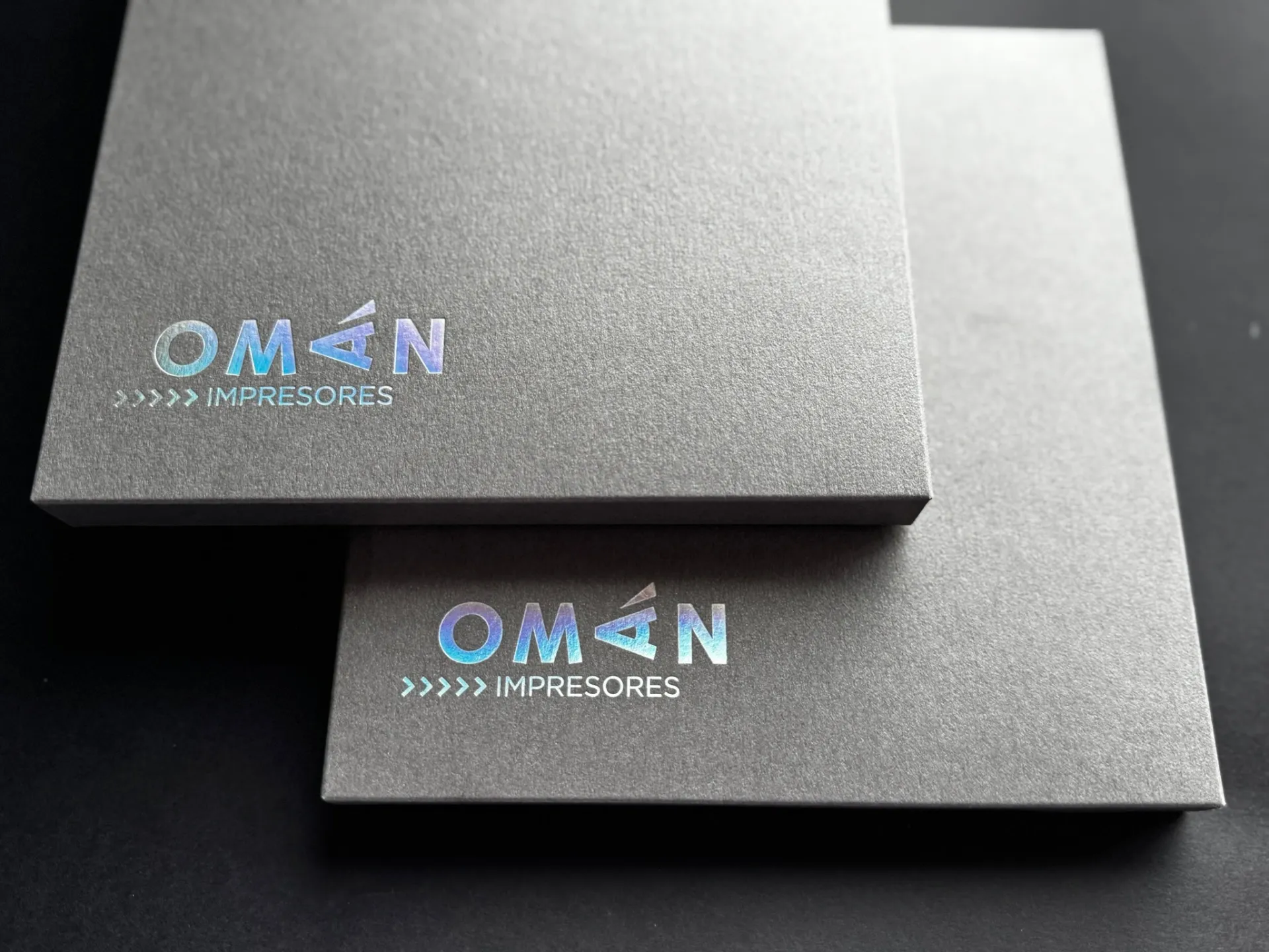 Stamping holográfico (hot stamping) en tarjetas de Omán Impresores