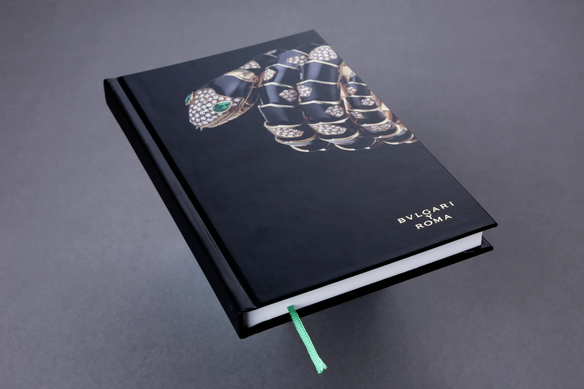 Libro negro con tapa dura o cartoné (encuadernación)