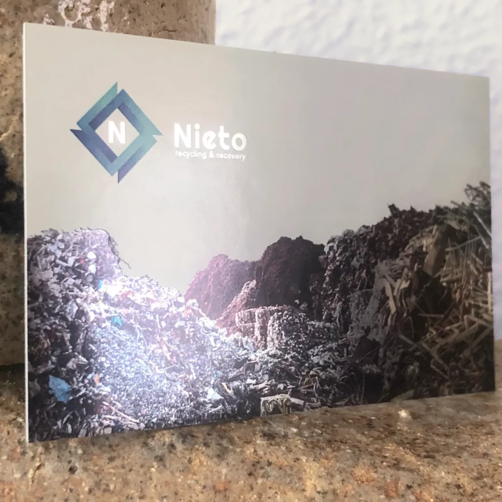 Tarjeta con fotografía y plastificado metalizado