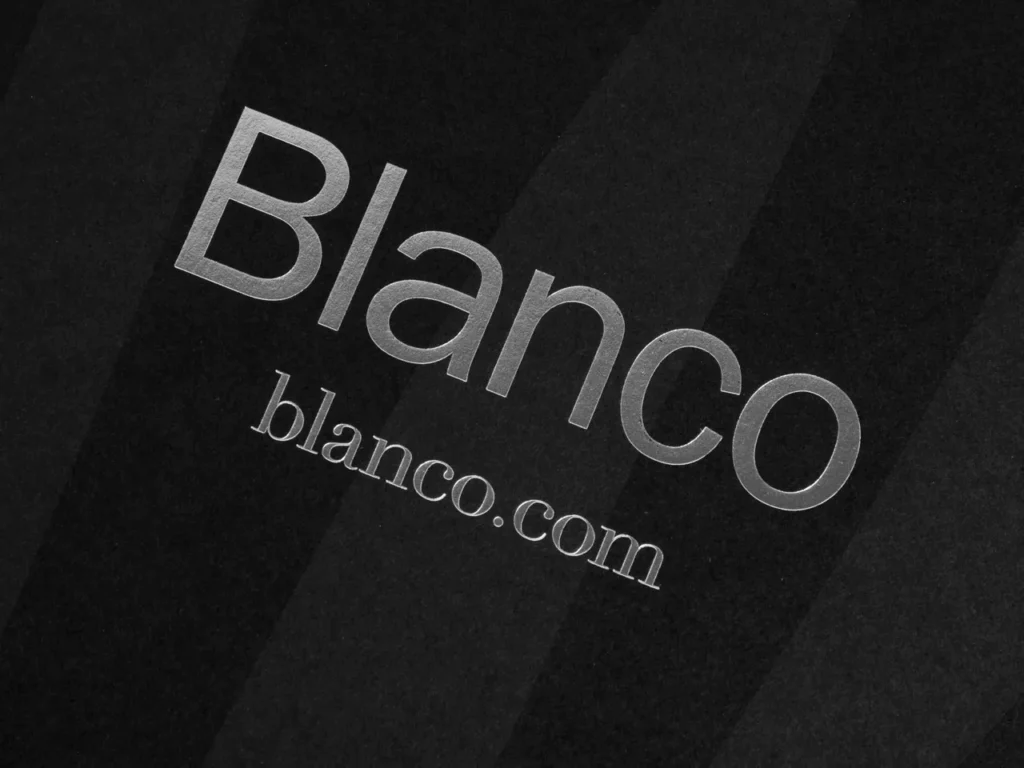 Tarjeta con stamping plata sobre papel negro