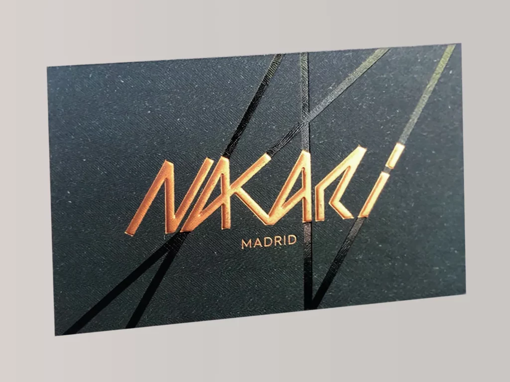 Tarjeta de visita con stamping cobre sobre papel negro