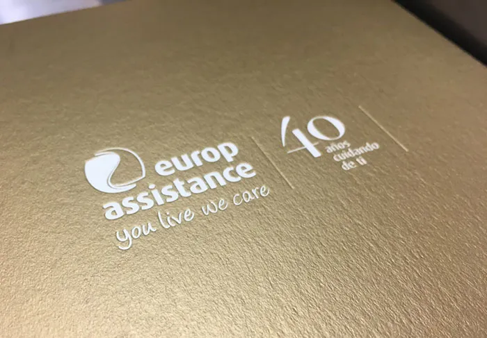 Tarjeta metalizada con logotipo en tinta blanca y bajo relieve