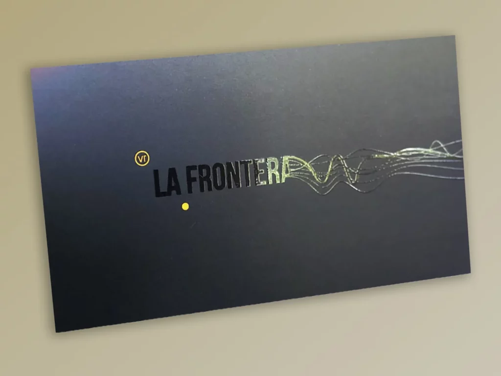 Tarjeta negra con logotipo en barniz UVI brillo