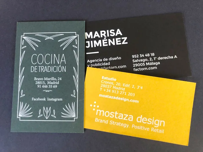 Tarjetas de visita verde y mostaza impresas con tinta blanca y color