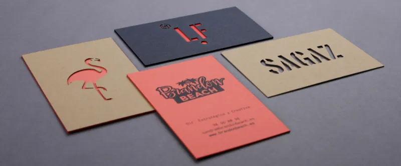 Tarjetas de visita de colores con formas troqueladas con láser