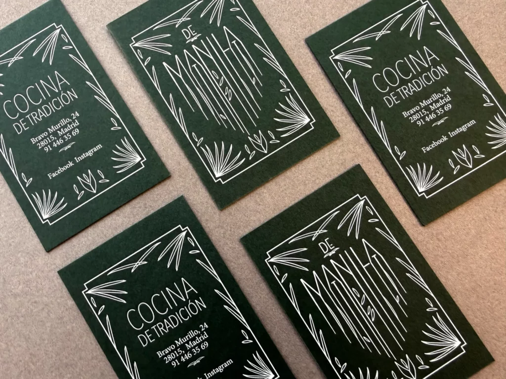 Tarjetas de visita en papel verde oscuro con ilustración impresa en tinta blanca