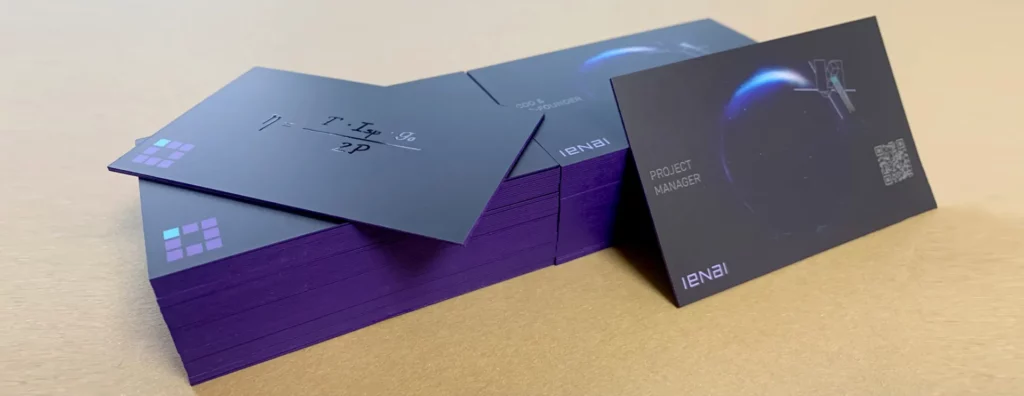Tarjetas de visita plastificadas con cantos pintados en morado