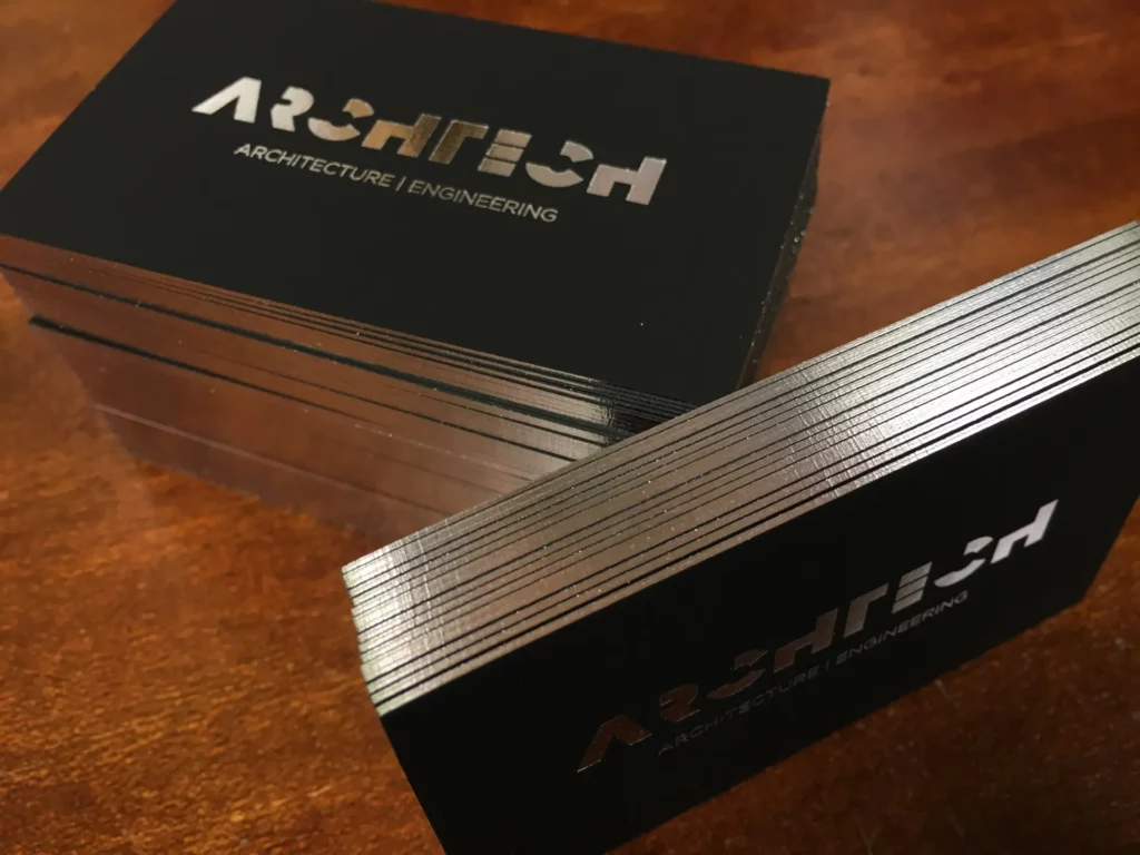 Tarjetas negras con cantos estampados en plata