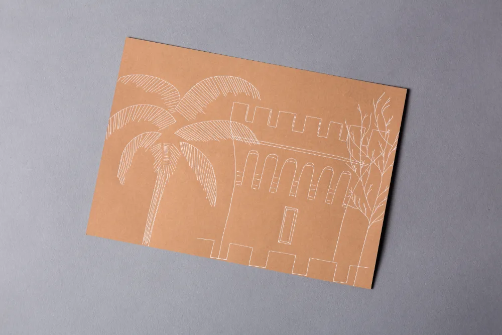 Tarjetón de papel kraft con ilustración de palmera impresa en tinta blanca