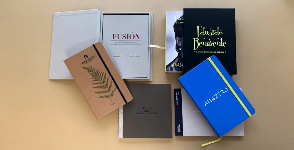 Cuadernos, libros y estuches con distintos tipos de encuadernación