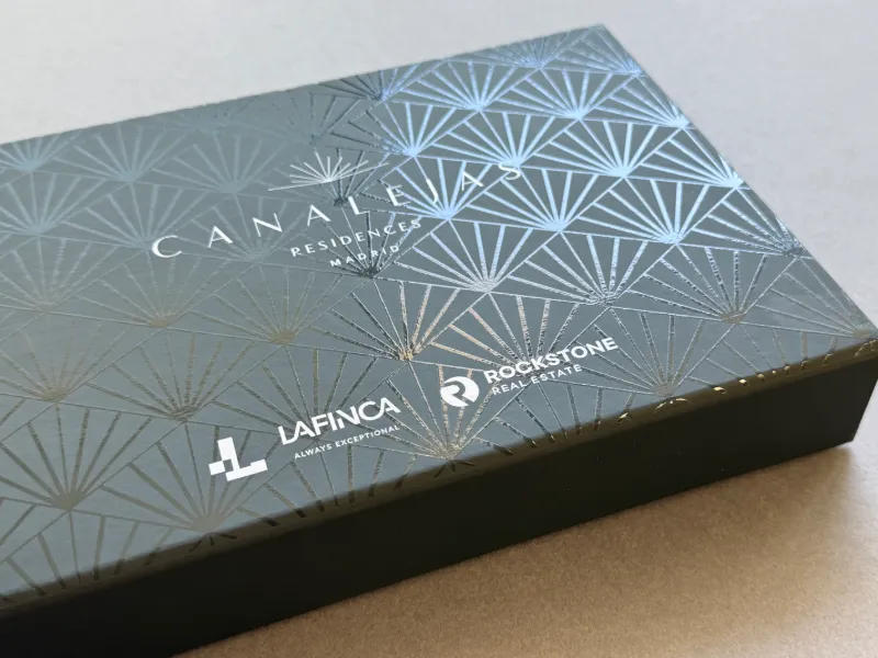 Caja premium gris con barniz UVI brillo